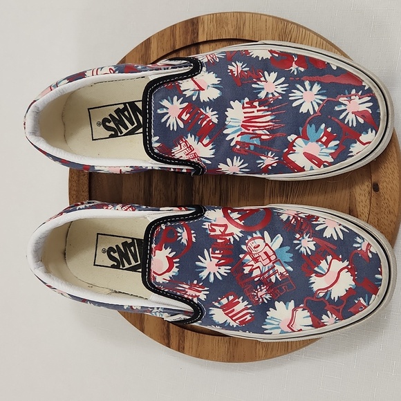Vans Crew Red Floral Classic Slip On Sneakers. Size Womens 7  Mens 5.5 - Picture 2 of 7